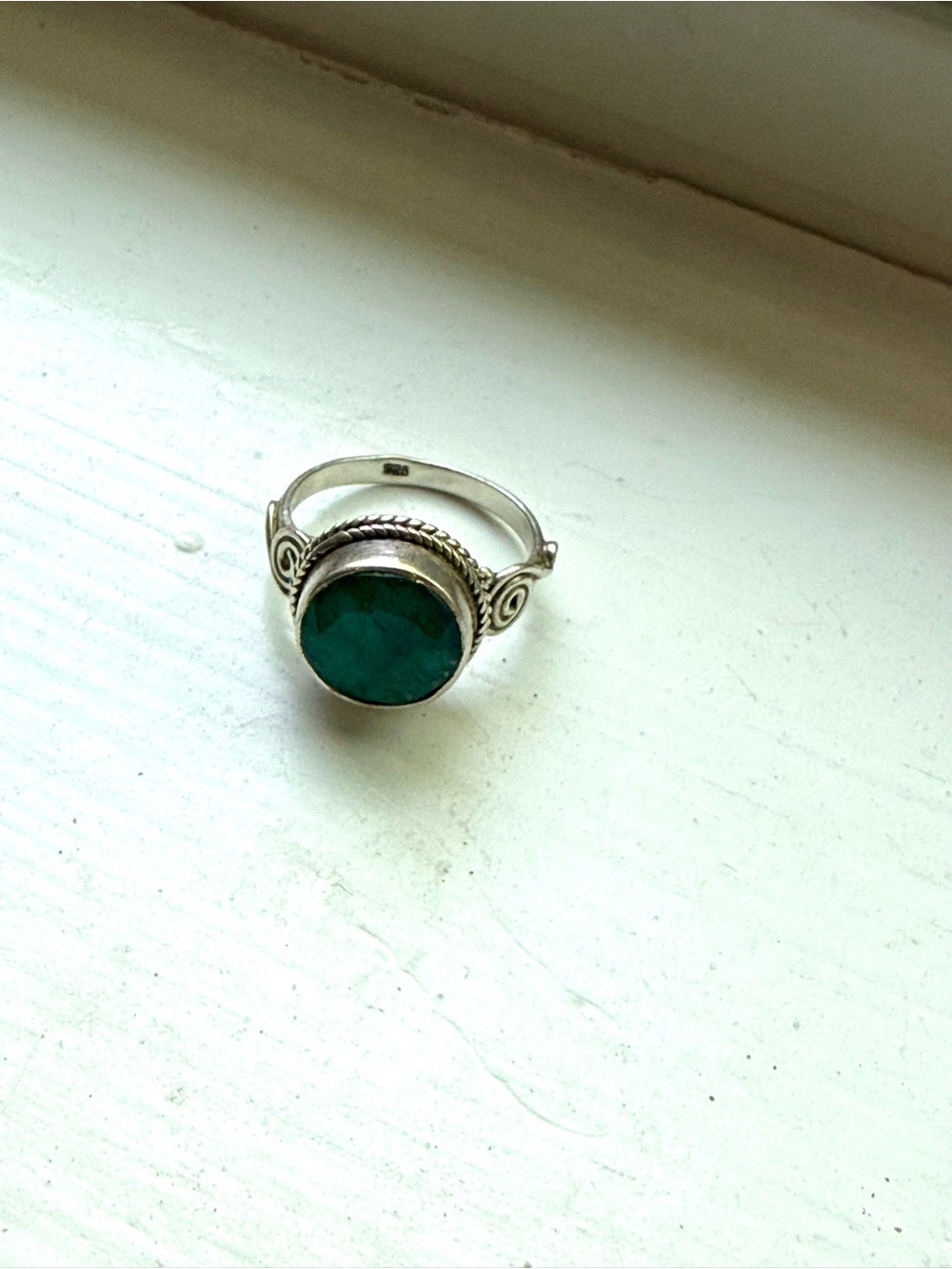 Sterling ring with green stone. - Picture 6 of 10